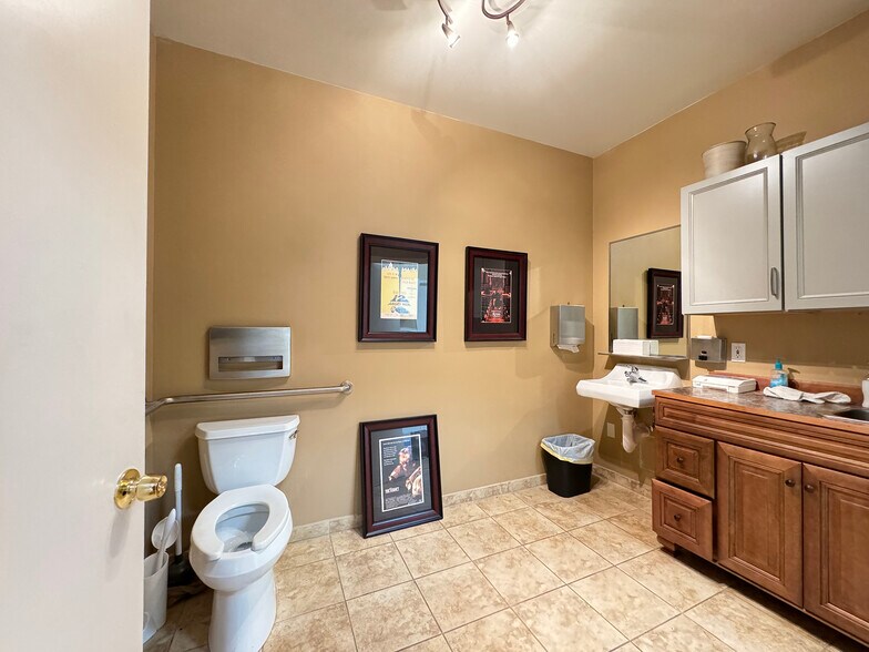 More Photos Of 542-544 N 5th Ave, Sequim Medical For Lease