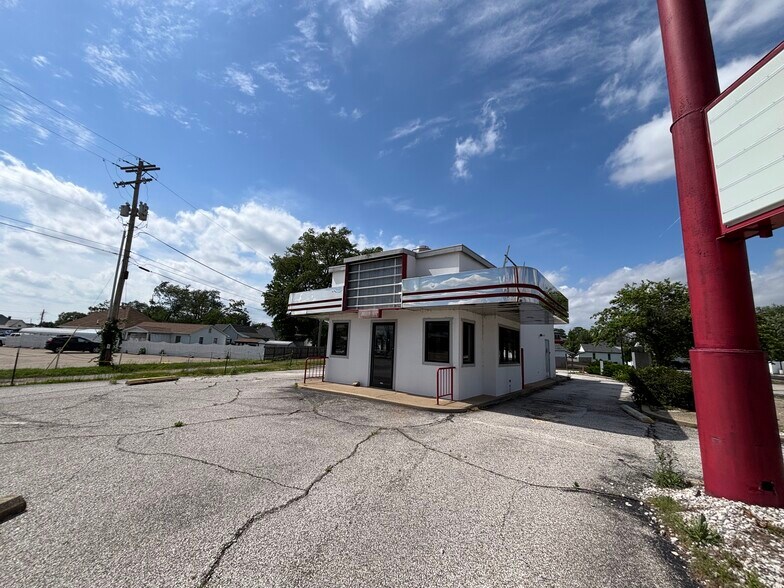 Primary Photo Of 2022 N 6th St, Vincennes Fast Food For Lease