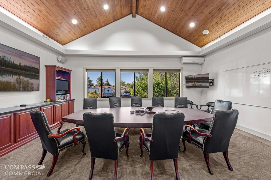 More Photos Of 2464 SW Glacier Pl, Redmond Office For Sale