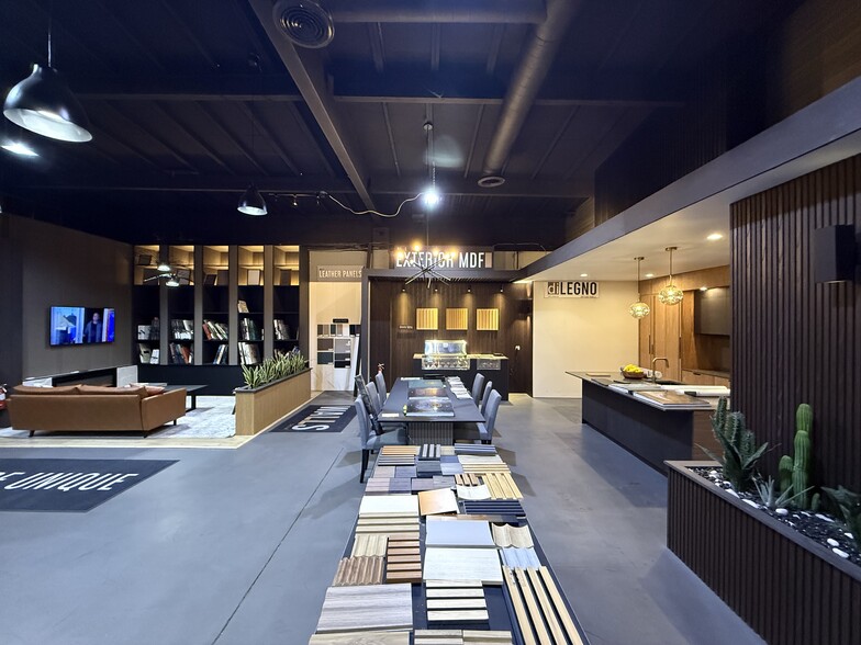 More Photos Of 19316-19320 Londelius St, Northridge Warehouse For Lease