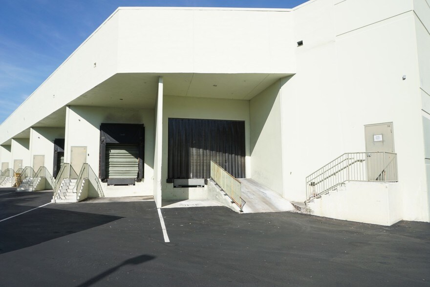 More Photos Of 1200 S Rogers Cir, Boca Raton Warehouse For Lease