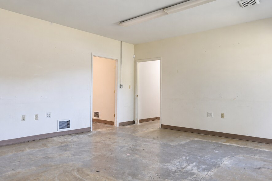 More Photos Of 101 Newbury Hollow Ln, Syracuse Warehouse For Lease