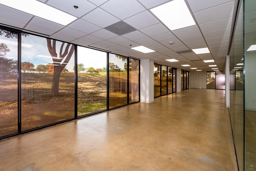 More Photos Of 104 Decker Ct, Irving Unknown For Lease