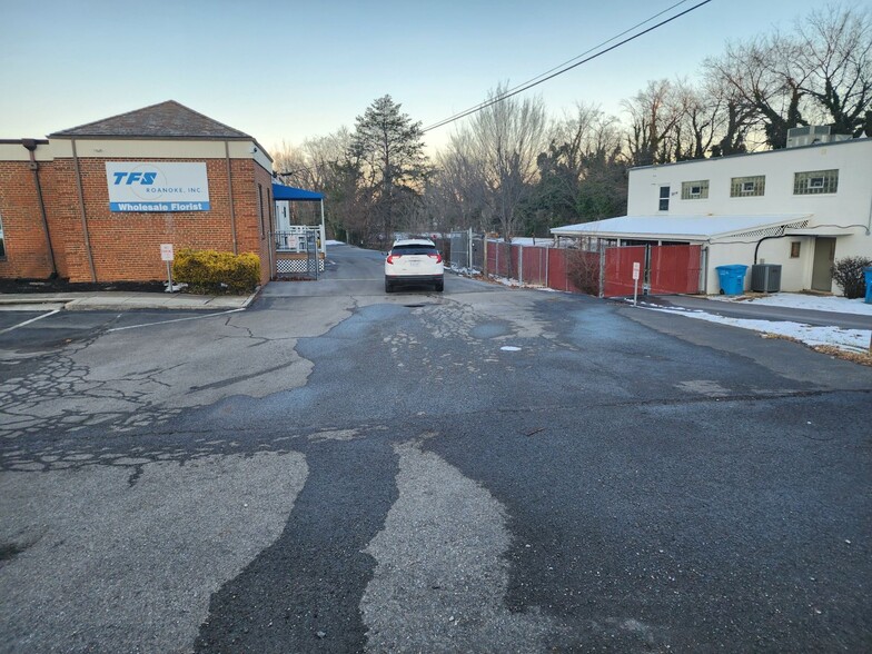 More Photos Of 3441 Brandon Ave, Roanoke Flex For Lease