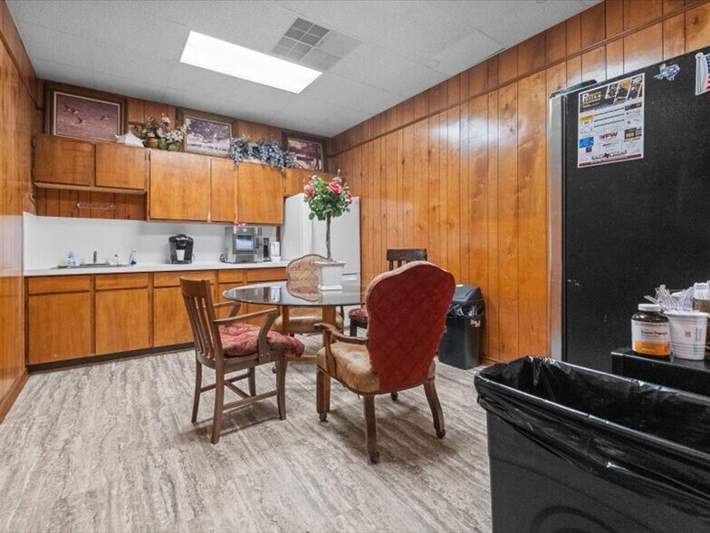 More Photos Of 1000 N Church St, Palestine Medical For Sale