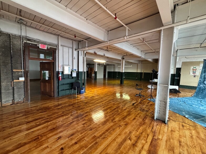 More Photos Of 92 Race St, Holyoke Bar For Lease