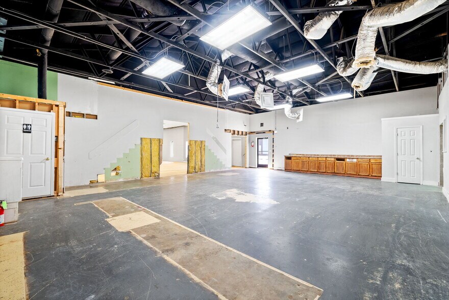 More Photos Of 131 Corporate Dr, Clarksville Flex For Lease