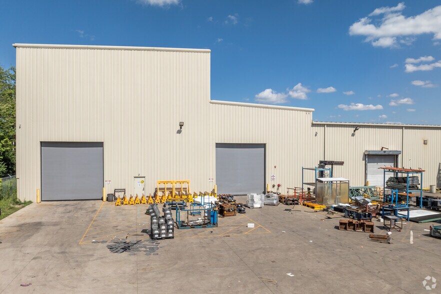 More Photos Of 12001 Farmington Rd, Livonia Warehouse For Lease