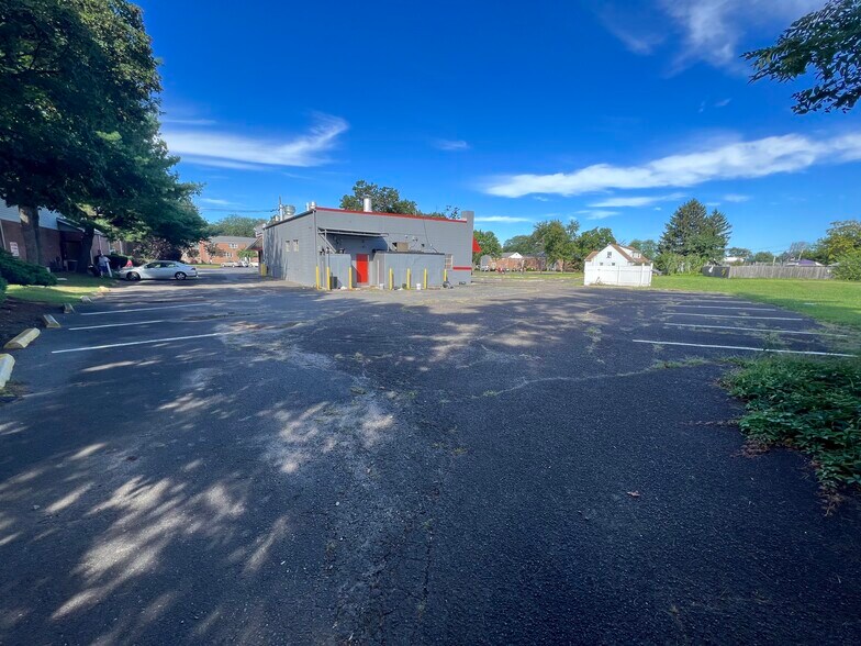 More Photos Of 628 Arena Dr, Hamilton Restaurant For Sale