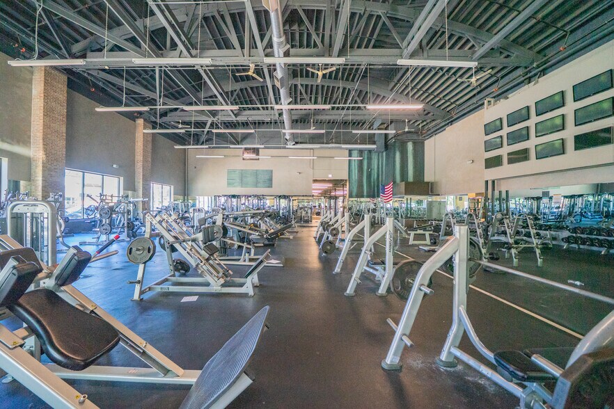 More Photos Of 4677 N Elston Ave, Chicago Health Club For Lease