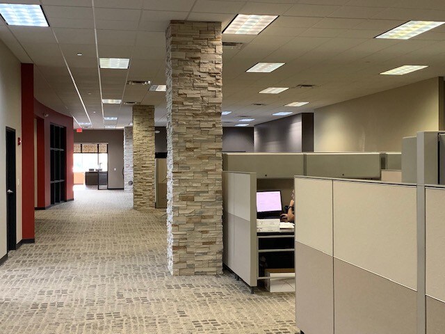 More Photos Of 345 Memorial Dr, Crystal Lake Showroom For Sale