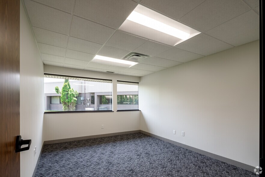 More Photos Of 27650-27652 Franklin Rd, Southfield Unknown For Lease