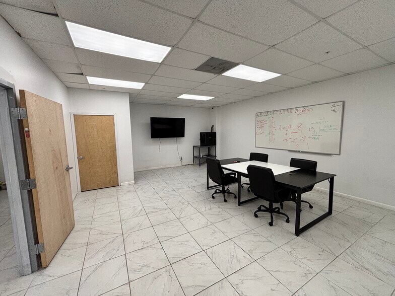 More Photos Of 2033 Sunnydale Blvd W, Clearwater Manufacturing For Lease