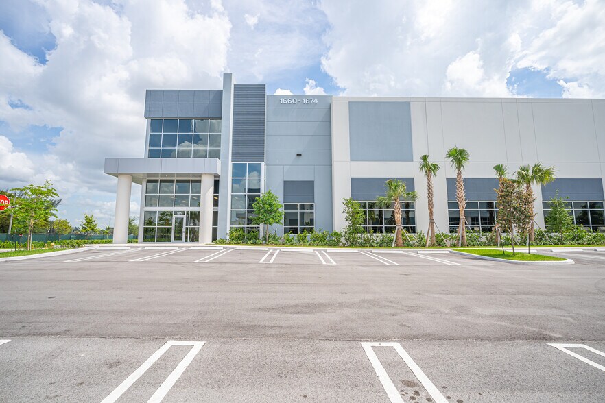 More Photos Of 1620 NW 215th St, Miami Gardens Unknown For Lease