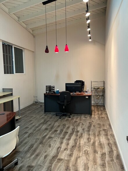 More Photos Of 1329-1333 Santee St, Los Angeles Storefront For Lease