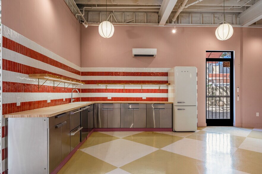 More Photos Of 1020-1024 S Robertson Blvd, Los Angeles Freestanding For Lease
