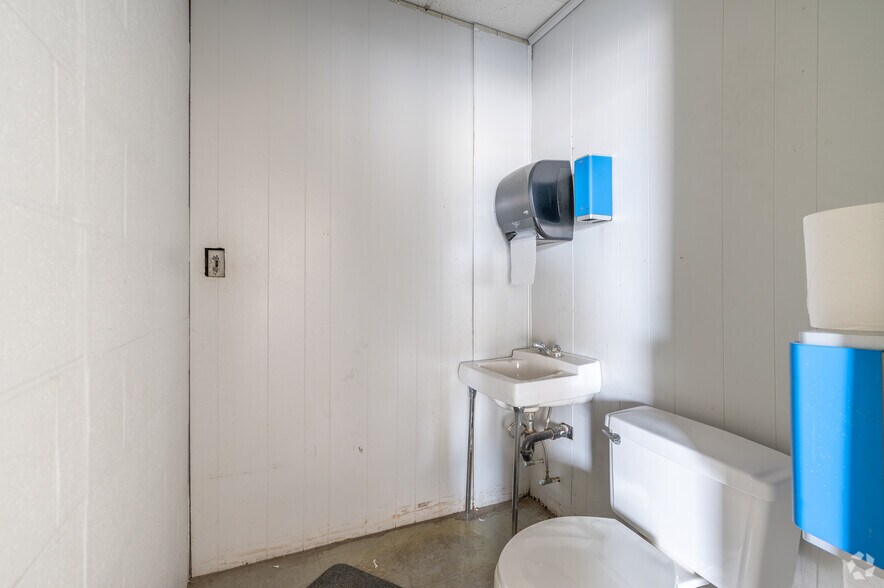 More Photos Of 630 Maryland Ave, Charleston Warehouse For Lease