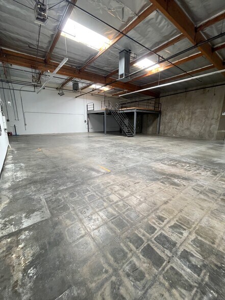 More Photos Of 19428-19434 Business Center Dr, Northridge Warehouse For Lease