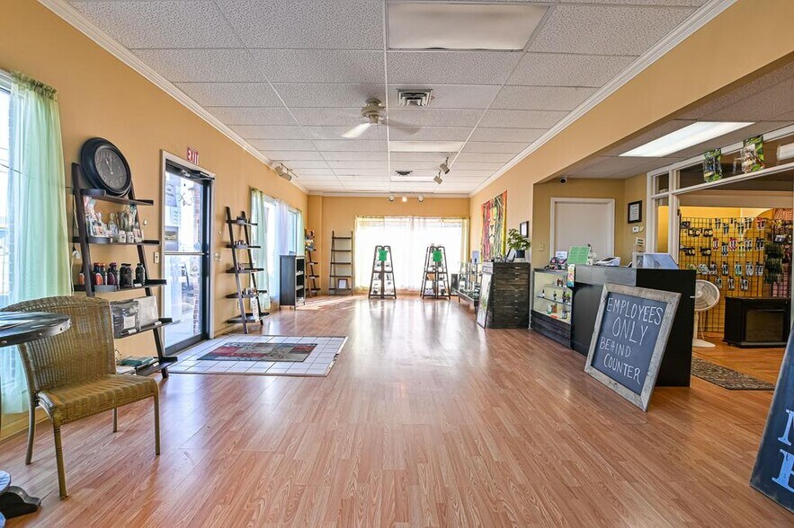 More Photos Of 1102 Mineral Wells Ave, Paris Office For Sale