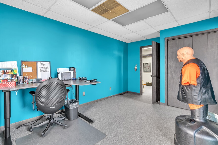 More Photos Of 403 Industrial Dr, Griffith Service For Sale