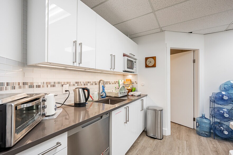 More Photos Of 2450-2472 Haywood Ave, West Vancouver Office For Sale