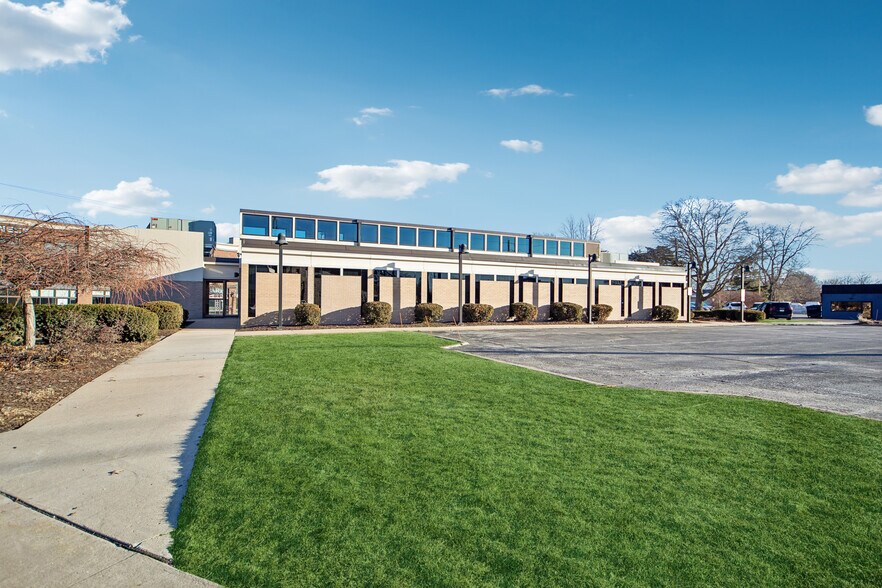 More Photos Of 2805 Beaver Ave, Des Moines Bank For Sale