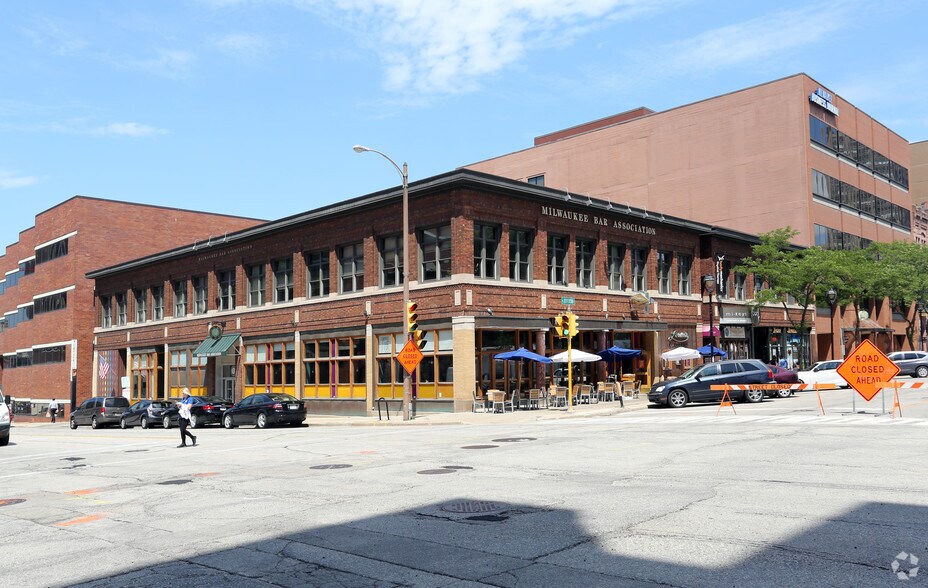 Primary Photo Of 418-424 E Wells St, Milwaukee Storefront For Lease