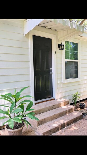 More Photos Of 511 W Cleveland St, Alvin Apartments For Sale