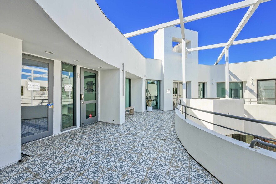 More Photos Of 7250 Melrose Ave, Los Angeles Storefront Retail Office For Lease