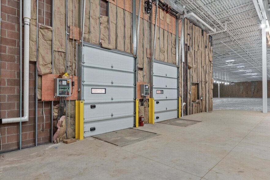 More Photos Of 41128-41496 Ann Arbor Rd E, Plymouth Storefront For Lease