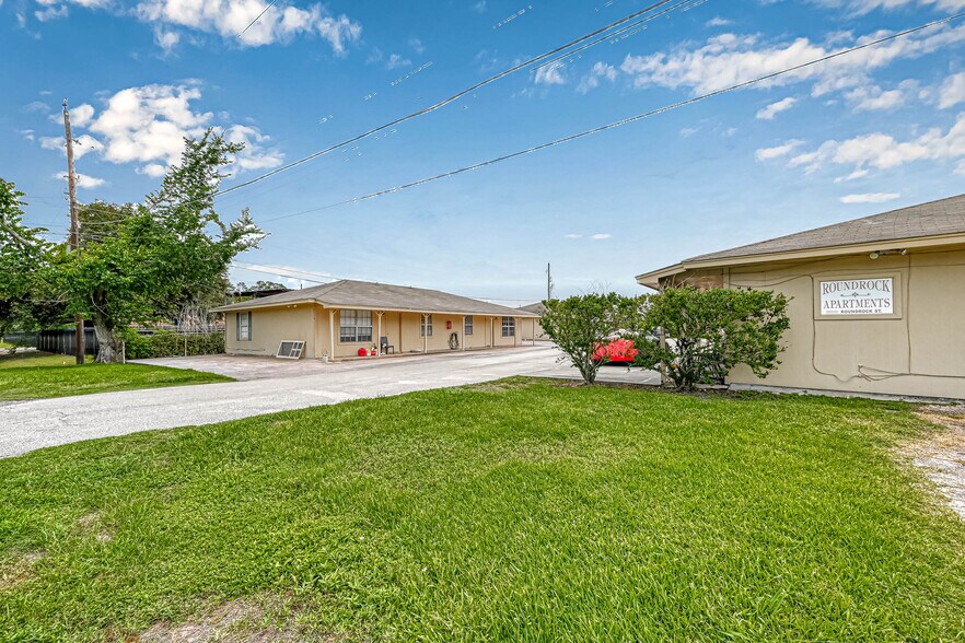 More Photos Of 8430 Round Rock Dr, Houston Apartments For Sale