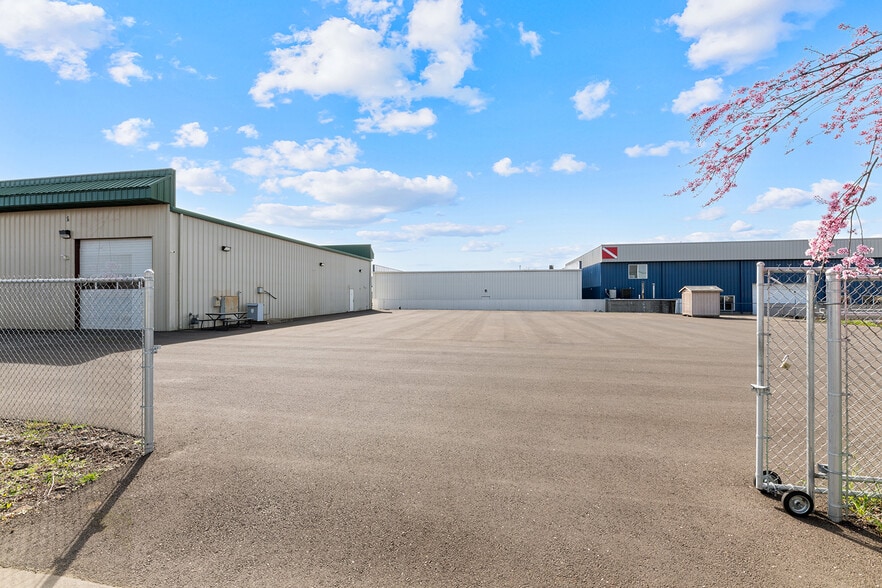 More Photos Of 6062-6068 Crater Lake Ave, Central Point Warehouse For Sale