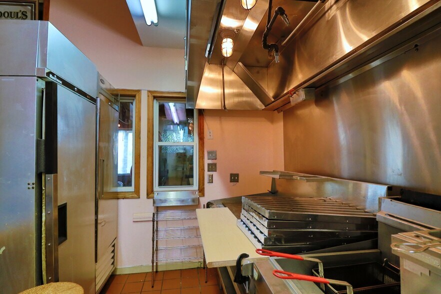 More Photos Of 25202 Island Pines Dr, Waves Restaurant For Sale