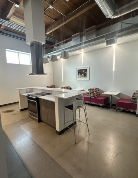 More Photos Of 2015 Dallas St, Aurora Storefront Retail Office For Lease