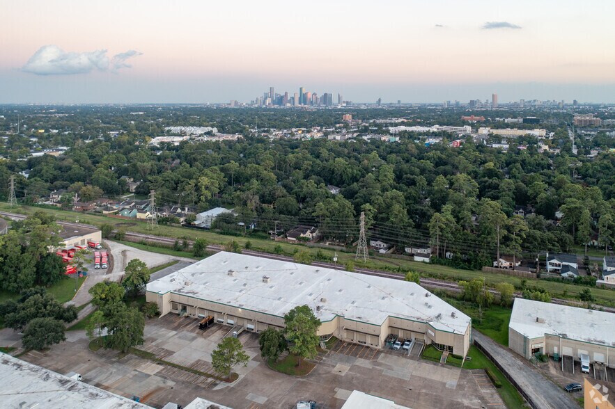 More Photos Of 455-465 W 38th St, Houston Warehouse For Lease