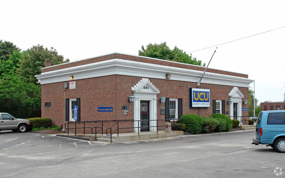 More Photos Of 391 Forest Ave, Portland Bank For Lease