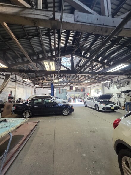 More Photos Of 369 Thomas St, Newark Auto Repair For Sale