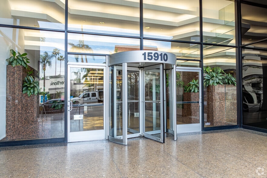 More Photos Of 15910 Ventura Blvd, Encino Office For Lease