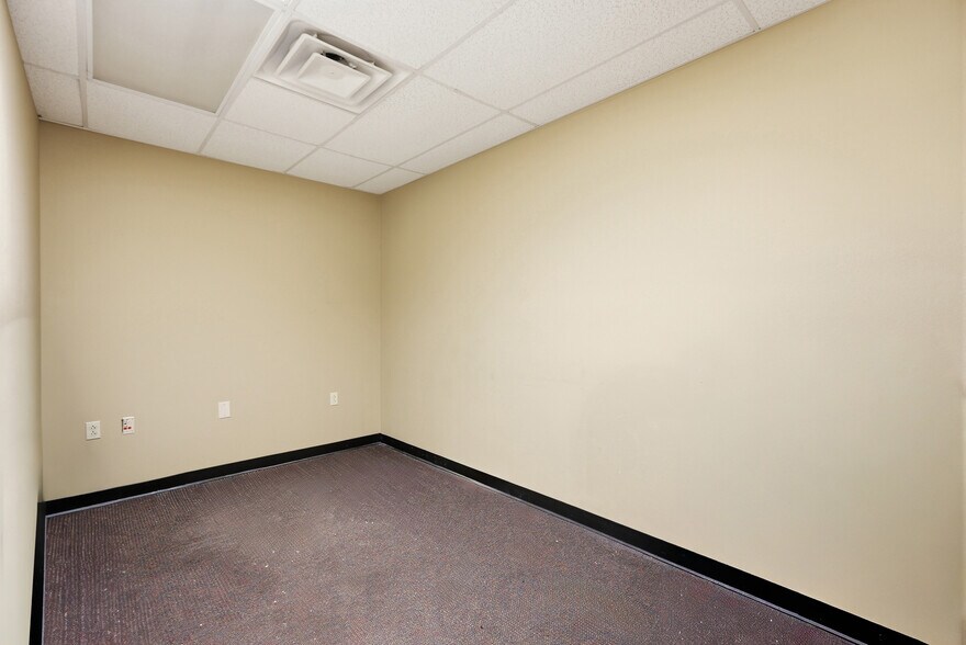More Photos Of 2215 E Oak St, Conway Office For Lease