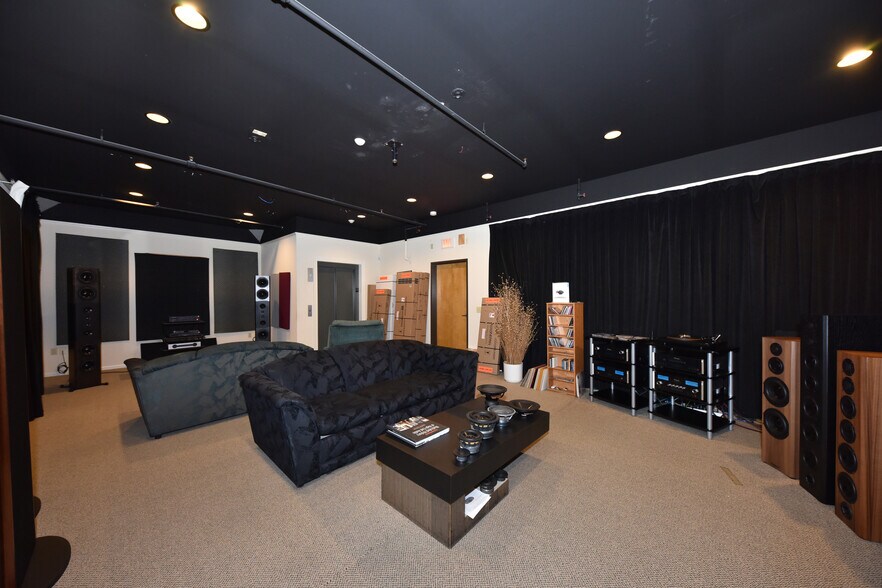 More Photos Of 8766 N Deerwood Dr, Milwaukee Freestanding For Sale
