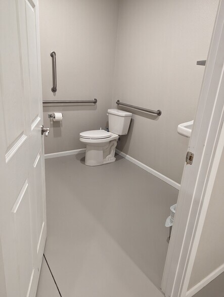 More Photos Of 516 S Main St, Nixa Service For Sale