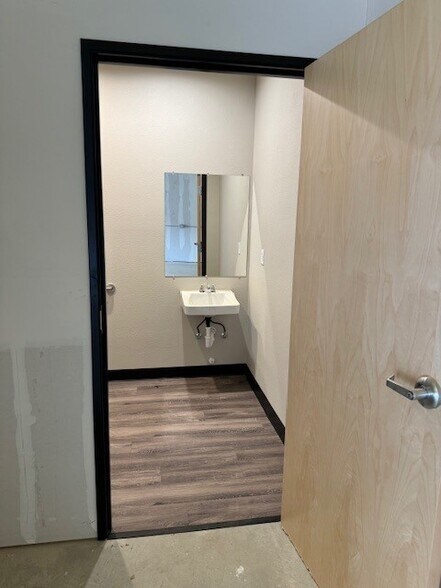 More Photos Of 398 Eagle Bluff Rd, Spicewood Warehouse For Lease