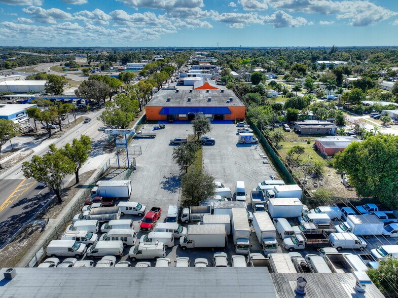 More Photos Of 3040 Fowler St, Fort Myers Warehouse For Lease