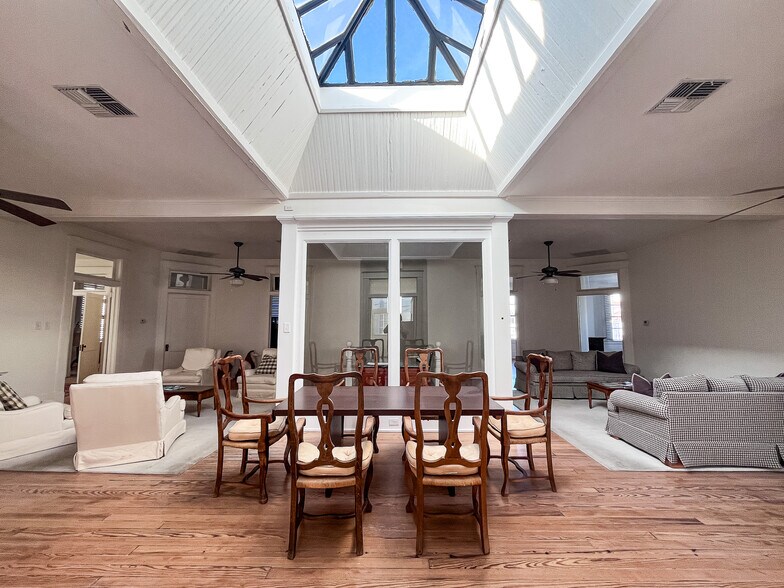 More Photos Of 212-216 E Alamo St, Brenham Storefront Retail Office For Lease