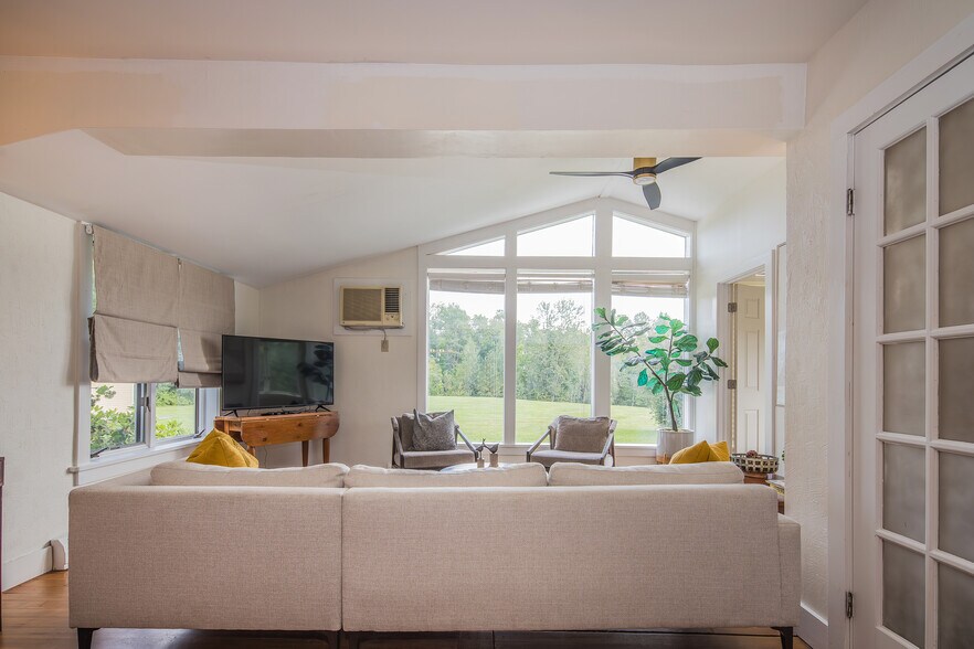 More Photos Of 54 Red Clover Ln, Mendon Hotel For Sale