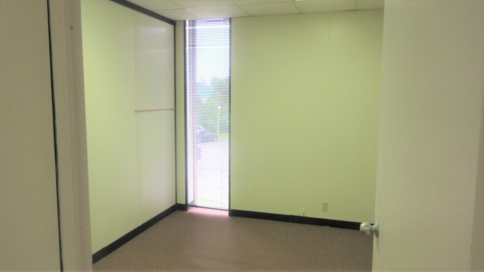 More Photos Of 1657 Commerce Dr, South Bend Coworking Space