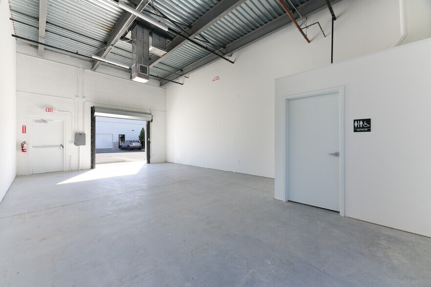 More Photos Of 230 N Congress, Lake Park Flex For Lease