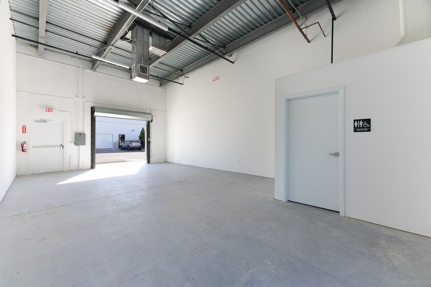 More Photos Of 230 N Congress, Lake Park Flex For Lease
