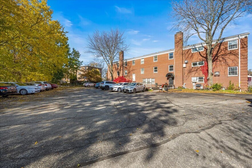 More Photos Of 928 W Hillcrest Dr, Dekalb Sorority Fraternity House For Sale