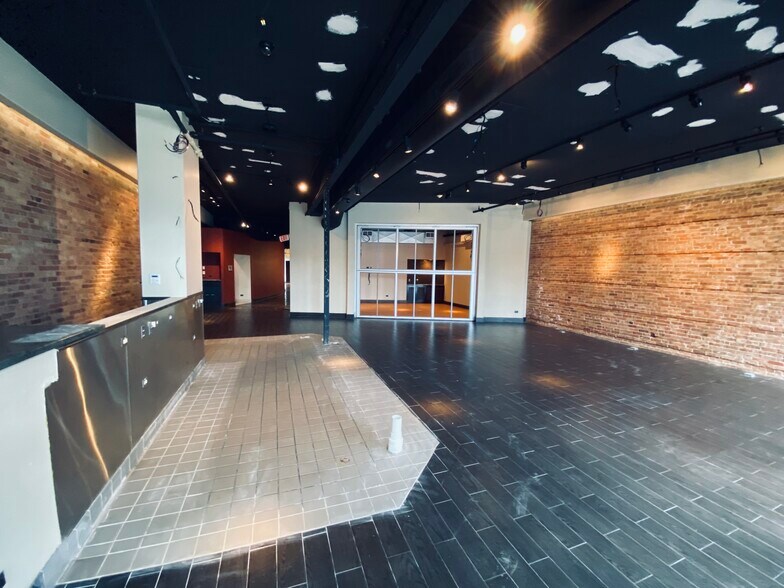 More Photos Of 545-547 N Milwaukee Ave, Libertyville General Retail For Lease